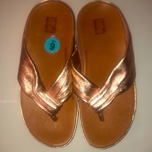 FitFlop Twiss Gold Metallic Leather Thong Sandals - NWOB